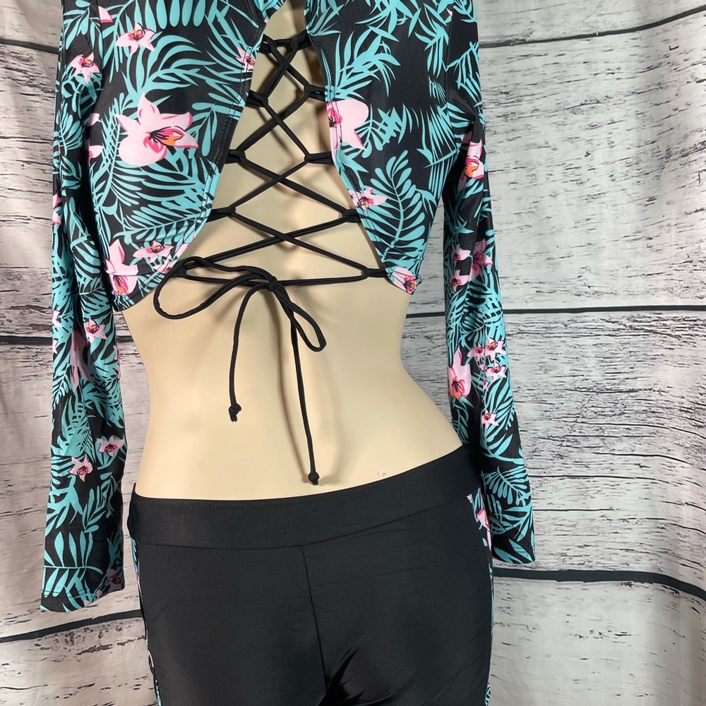Long sleeve and shorts Bikini Swim Suit - Picture 3 of 7